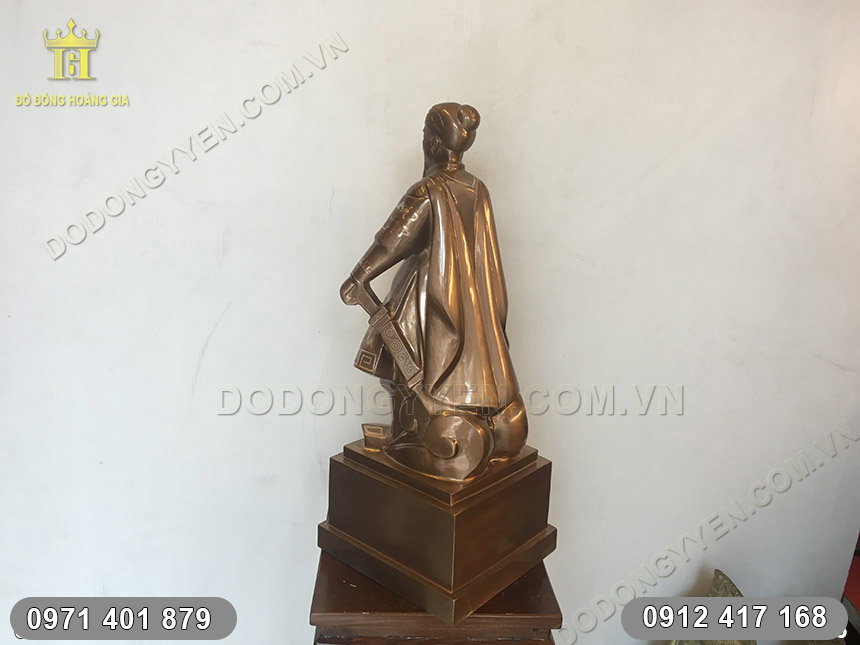 tượng trần hưng đạo qu&eacute;t m&agrave;u